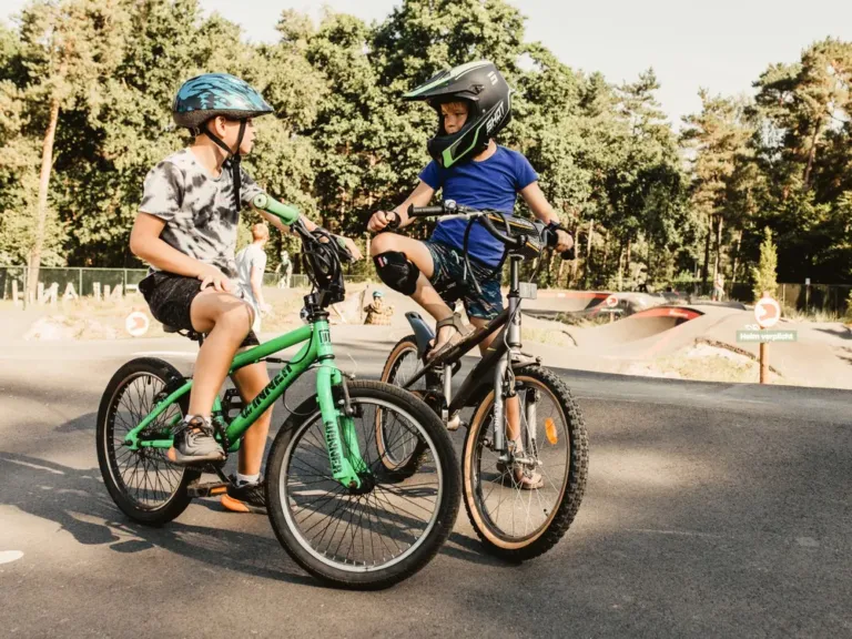 Kinderen op de pumptrack van Camping de Kleine Wolf
