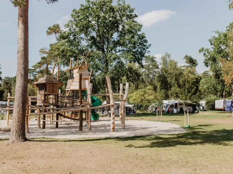 Speeltuin tussen de kampeervelden van Camping de Kleine Wolf