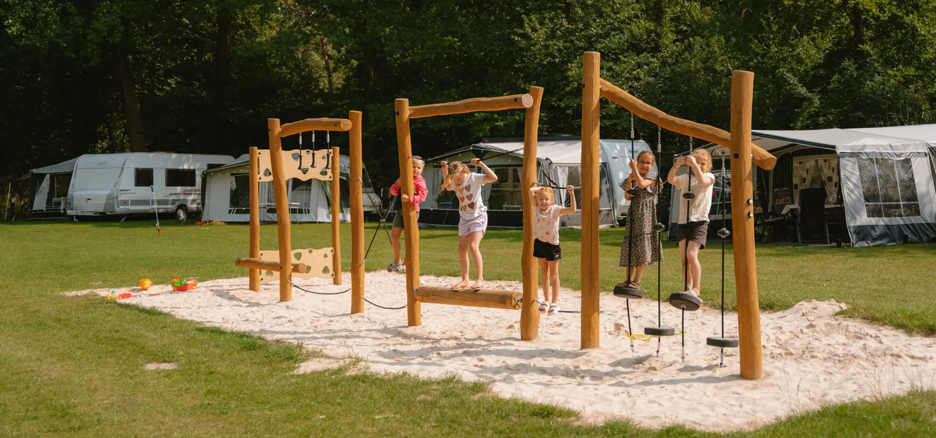 Camping met binnenspeeltuin in Overijssel: Recreatiepark De Vossenburcht in IJhorst