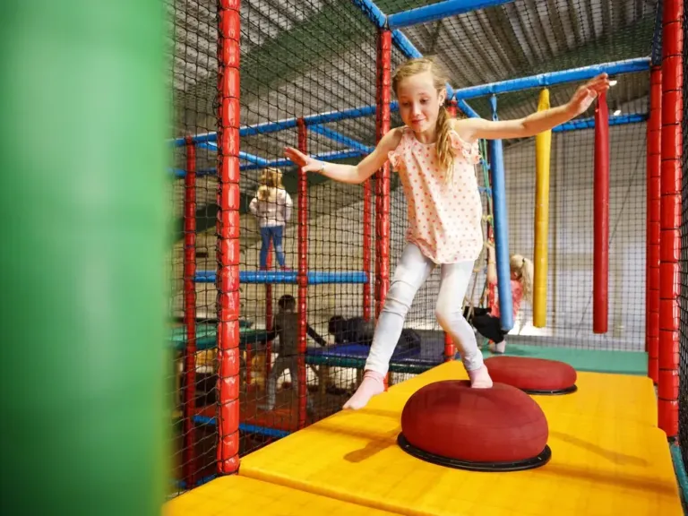 Kinderen op de glijbaan op Hof van Saksen