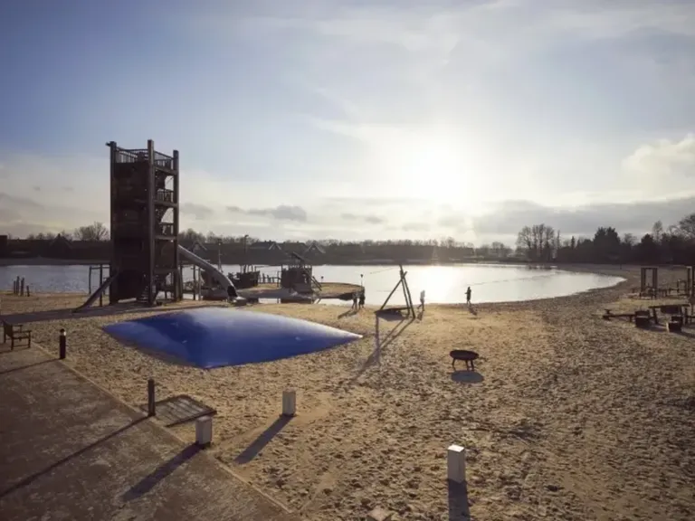 Zwemvijver en airtrampoline op Hof van Saksen