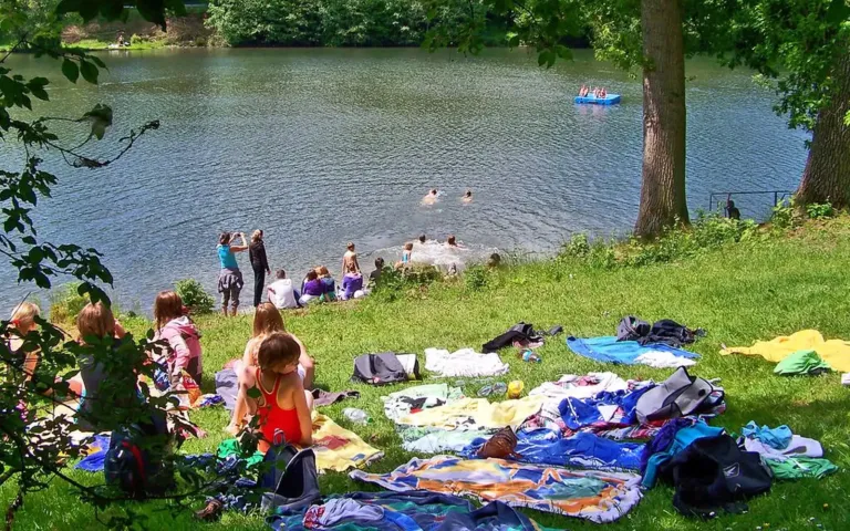 Vakantieplek met binnenzwembad voor het hele gezin in Noordrijn-Westfalen - Knaus Campingpark Hennesee, Duitsland