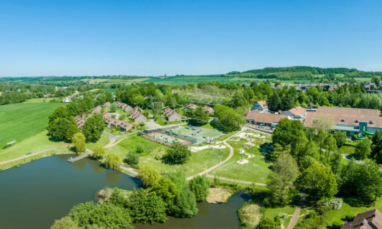 Luchtfoto van de vakantiewoningen van Landal Hoog Vaals in het heuvelland, met sportveld en speeltuin