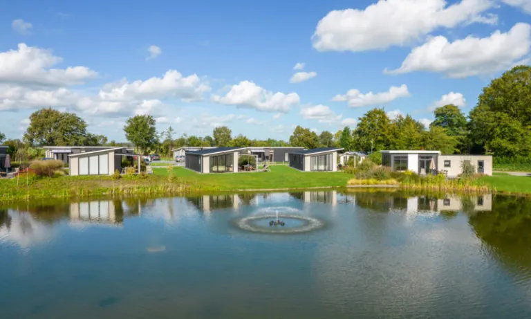 Gelijkvloerse vakantiewoningen aan een siervijver met fontein op Landal De Vlinderhoeve