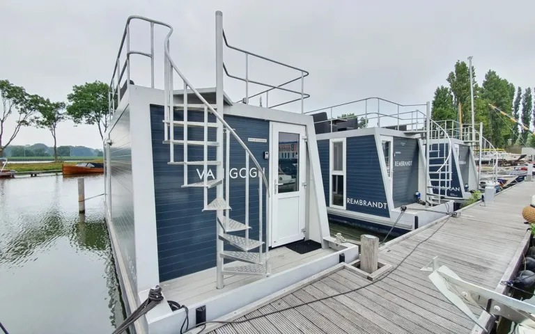 Havenlodges van Marina Parcs in de jachthaven in Amsterdam