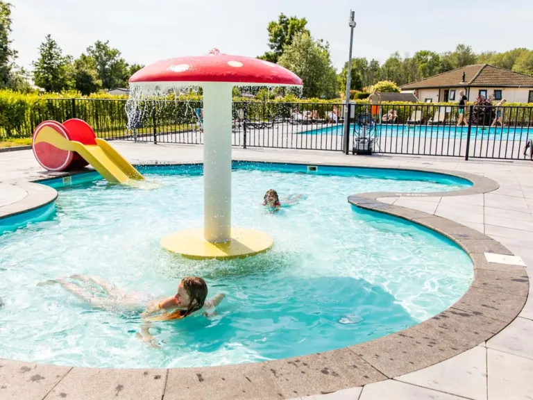 Zwemmen en water op Parc de IJsselhoeve in Nieuwerkerk aan den IJssel
