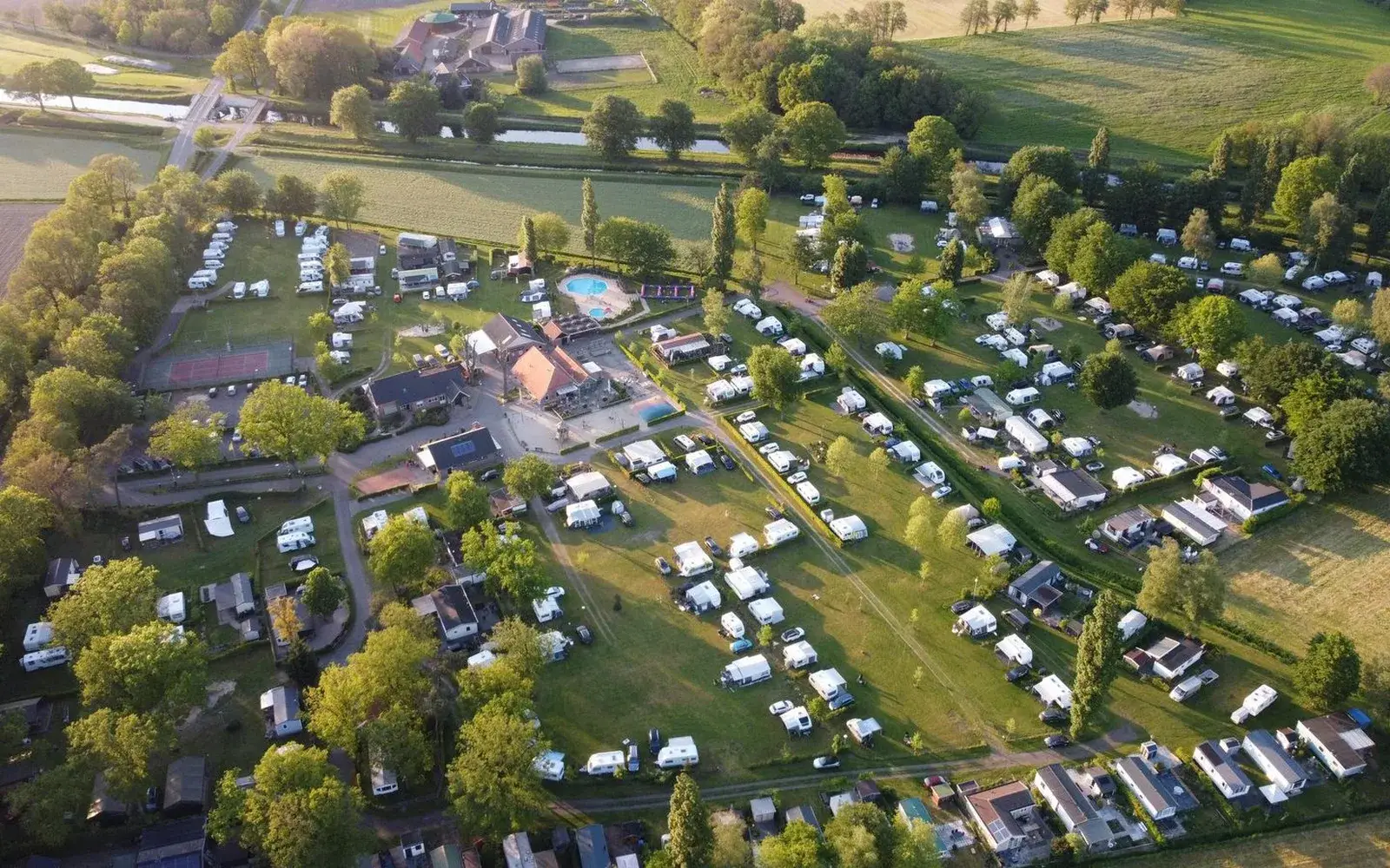 Recreatiepark den Blanken in Neede vanuit de lucht