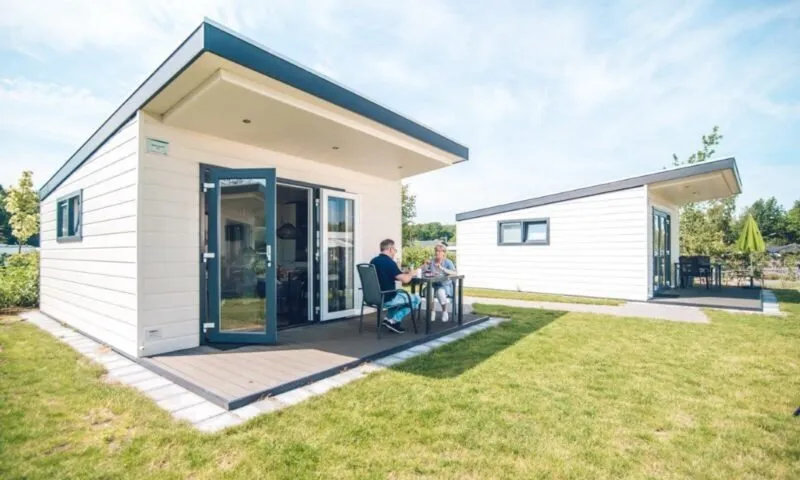 Luchtfoto van Vakantiepark Ackersate in Voorthuizen met het buitenzwembad, de glijbanentoren en de chalets tussen het bos