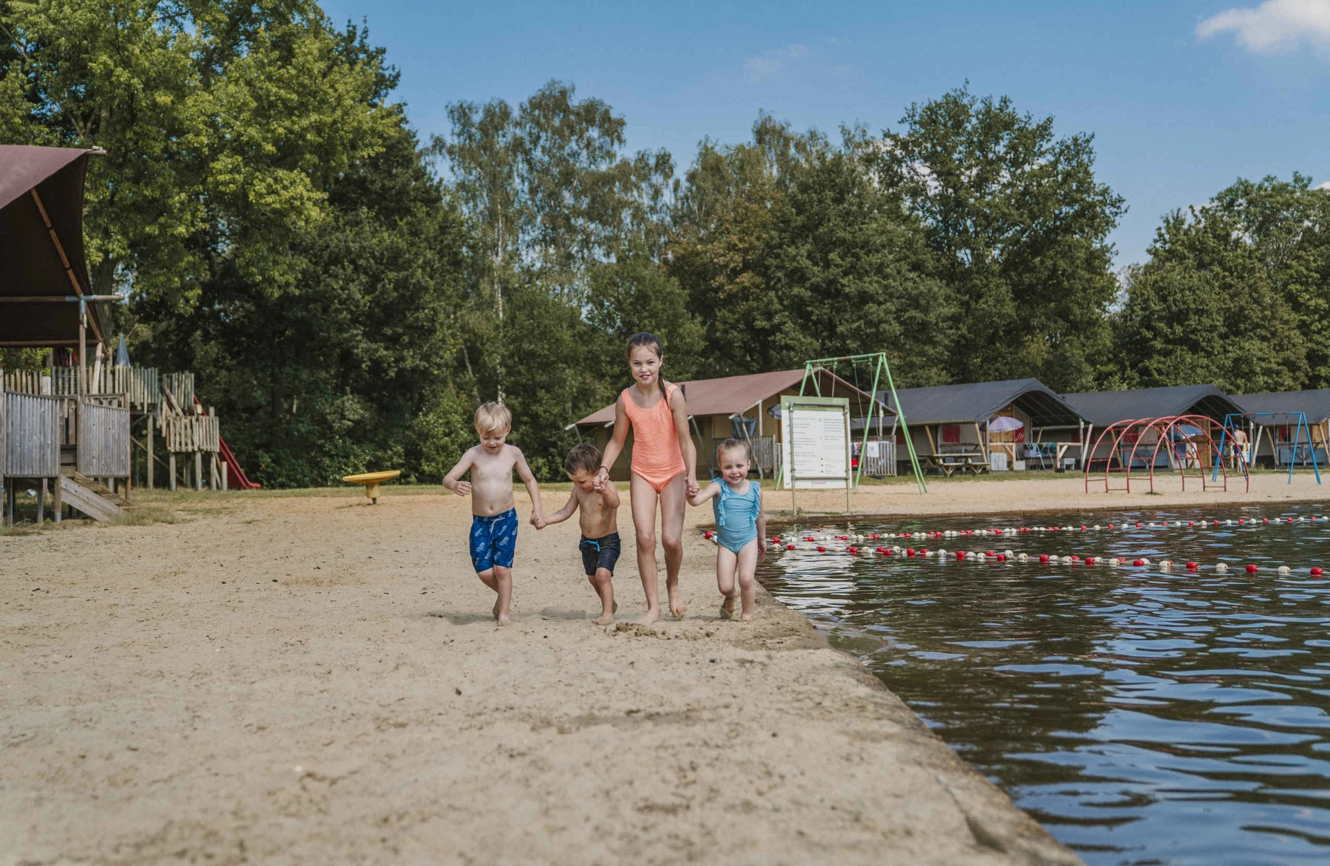 Kinderen bij de boerderijdieren op Vakantiepark Dierenbos in Vinkel, Noord-Brabant Kinderen bij de boerderijdieren op Vakantiepark Dierenbos in Vinkel, Noord-Brabant