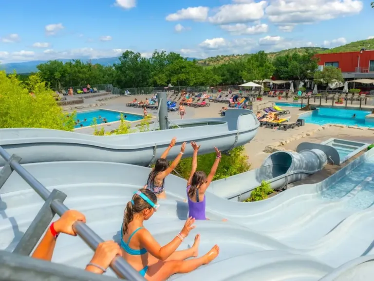 Glijden van de glijbaan op camping Aluna Vacances
