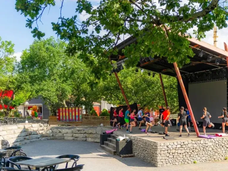 Podium met terras op camping Aluna Vacances