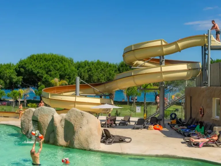 De leuke waterglijbaan op camping Arinella Bianca
