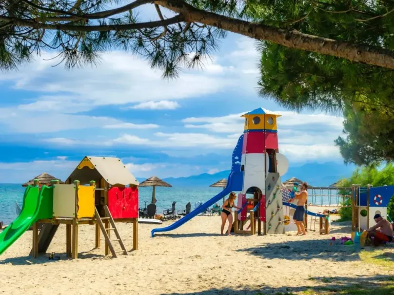 Speeltuin op het strand op camping Arinella Bianca