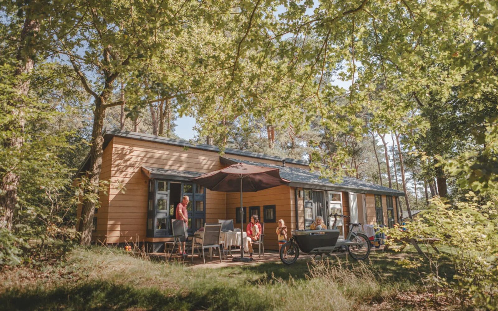 Gezin bij een bungalow op Camping Lemeler Esch Gezin bij een bungalow op Camping Lemeler Esch