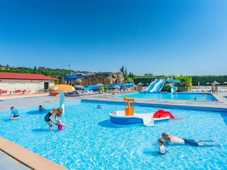 Glijbanen op camping de Château de Galaure
