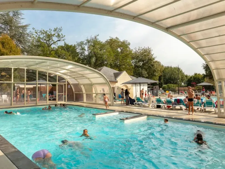 Overdekbaar zwembad op camping Domaine de la Brèche