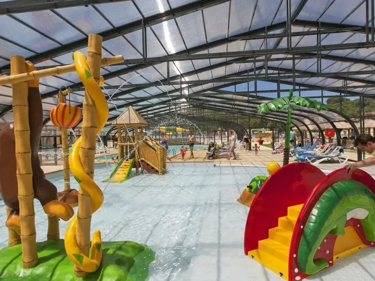 Peuter zwembad overdekt wanneer nodig bij camping Domaine de La Yole