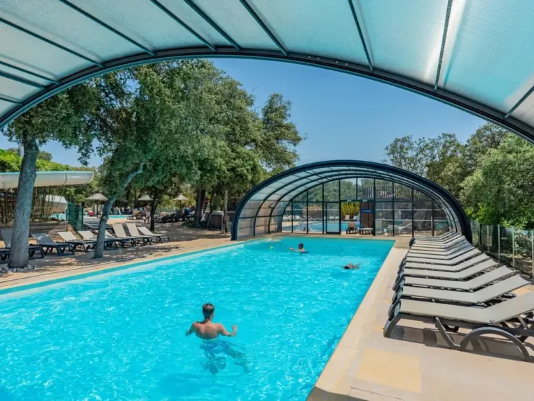 Overdekbaar zwembad van camping Domaine Massereau