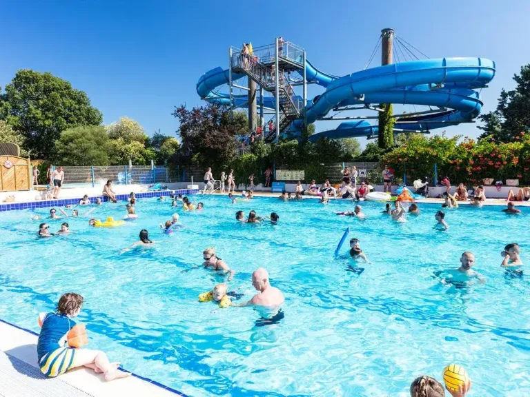 Olympisch zwembad met glijbaan op camping Domaine Naïades