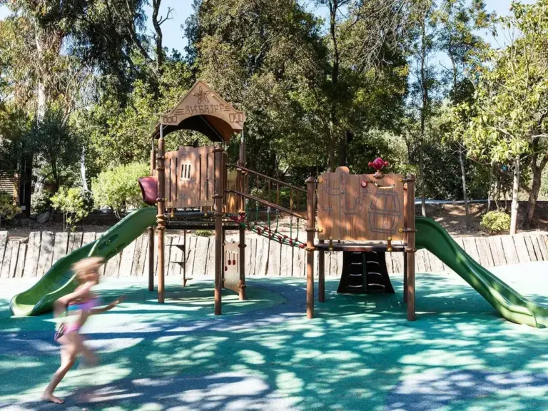 Kleine speeltuin op camping Domaine Naïades