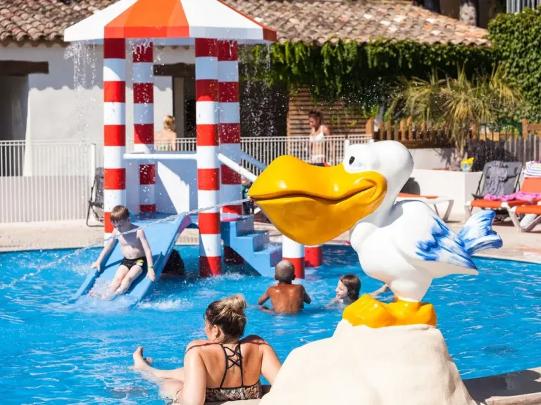 Kinderbad met glijbaan op camping Domaine Naïades