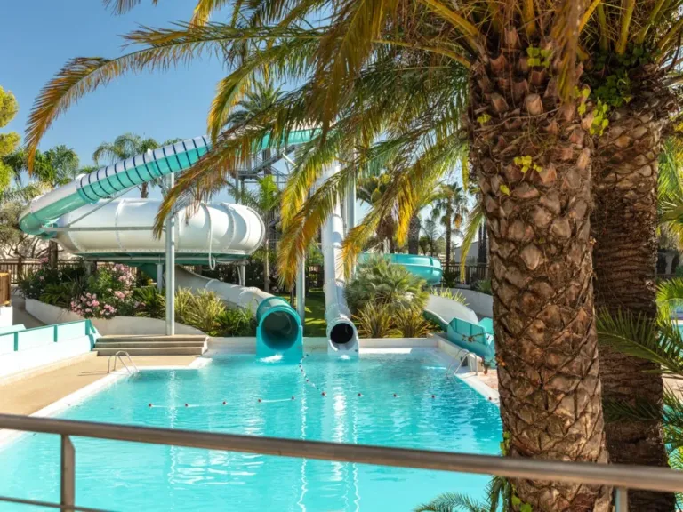 Spectaculaire glijbanen op camping La Baume
