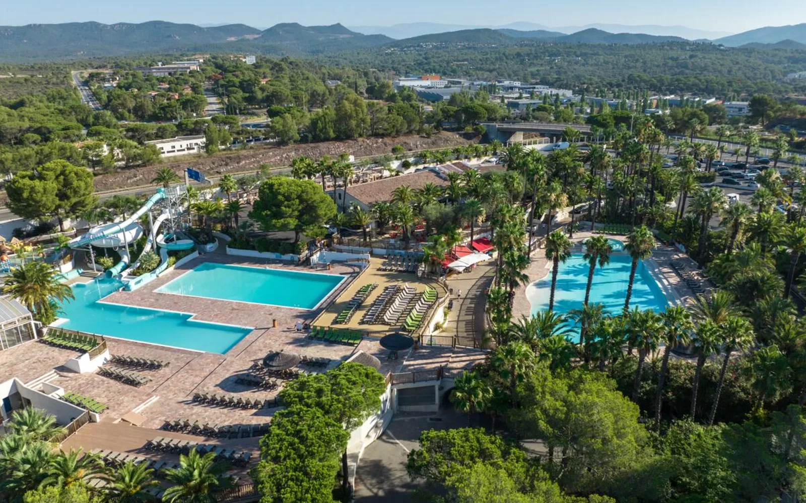 Overzicht van zwembad complex bij camping La Baume Overzicht van zwembad complex bij camping La Baume