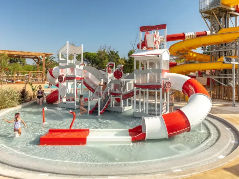 De waterglijbanen van camping La Chapelle