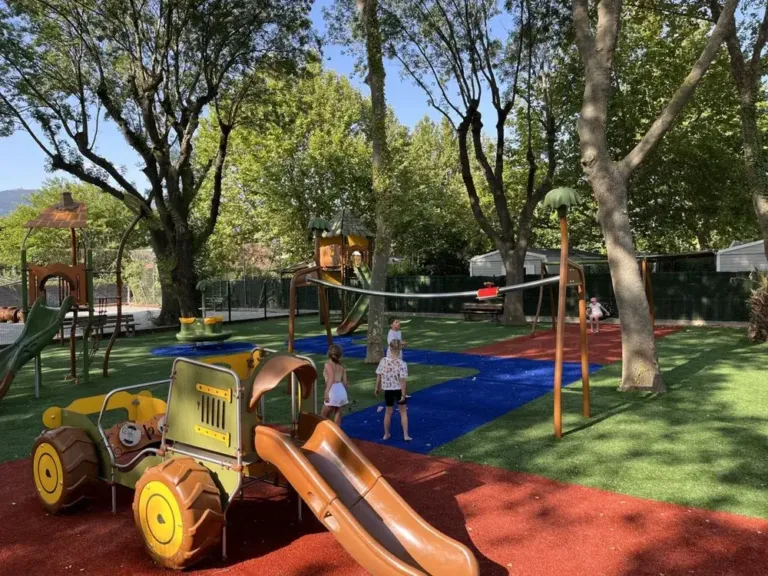 Kleine speeltuin op camping La Chapelle