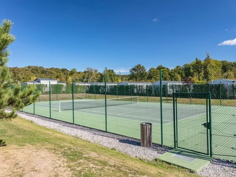 Tennisbaan op camping du Vieux Pont