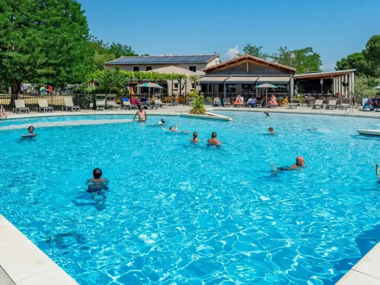 Zwembad met glijbanen op camping La Grand Terre