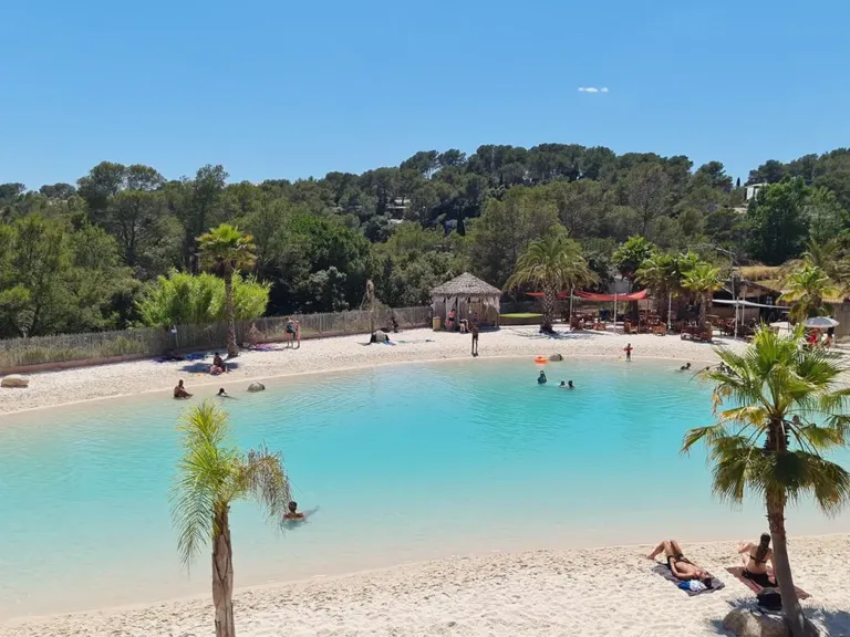 Overzicht heldere lagoon op camping La Pierre Verte
