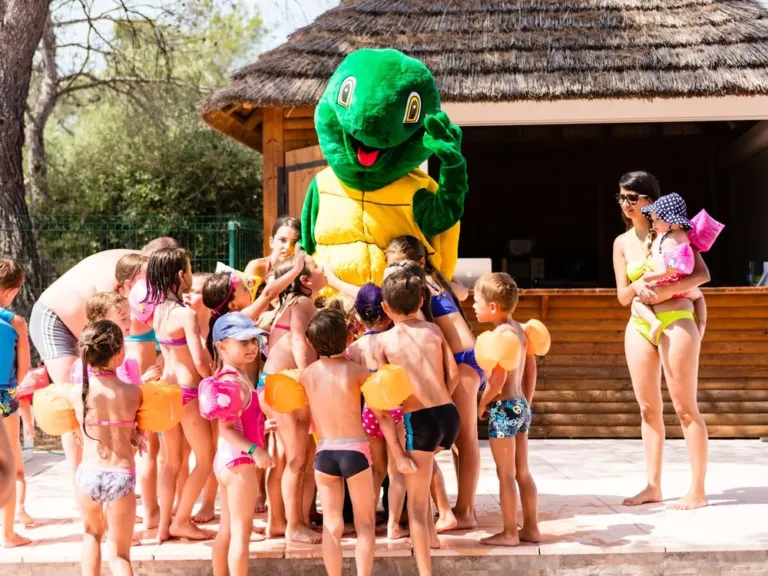 Actieve animatie mascotte op camping La Pierre Verte
