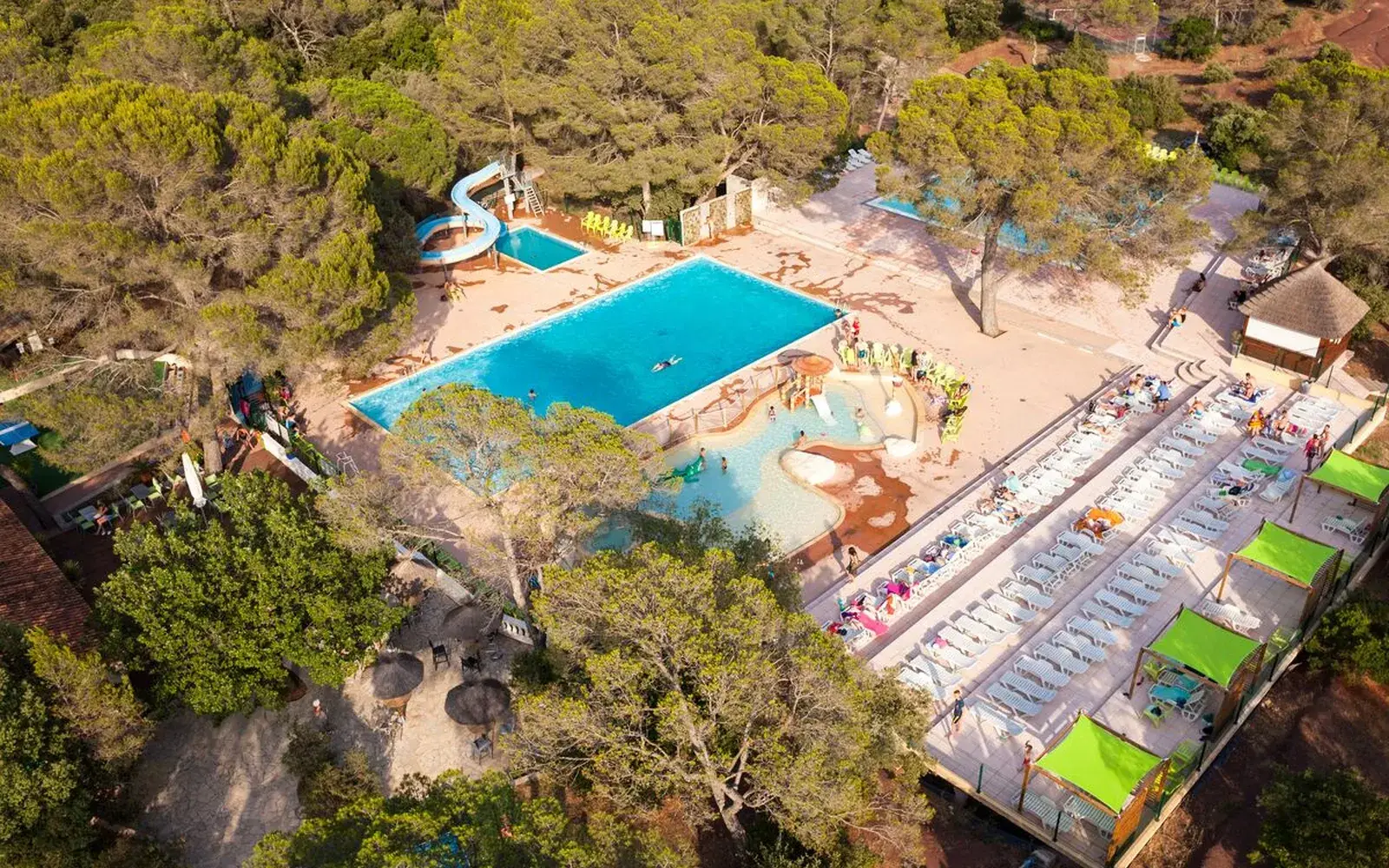 Droneshot van het zwembad op camping La Pierre Verte