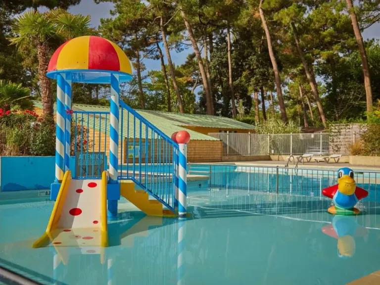 Kinder zwembad met glijbaantje op camping La Pinede