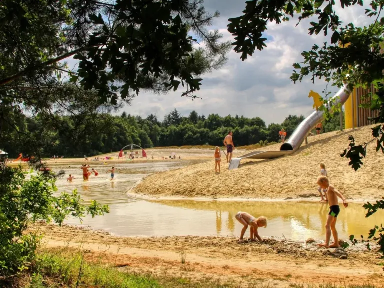 Speelvijver met zandspelen op Landgoed De Berenkuil