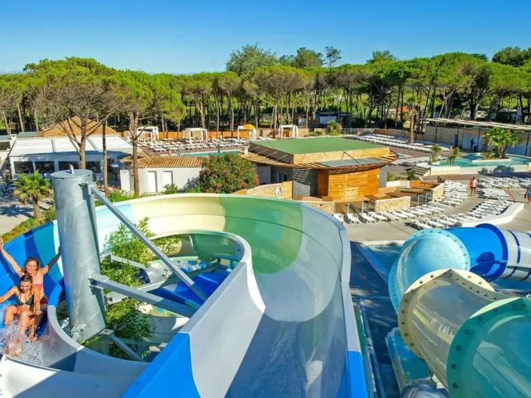 Waterglijbanen op camping Le Castellas