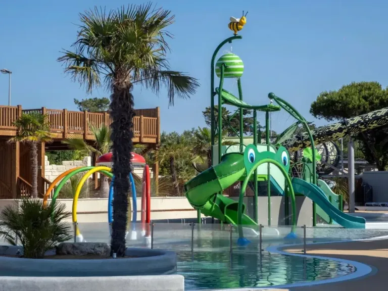 Sproeiers en racerglijbaan op camping Le Domaine du Clarys