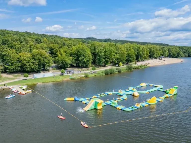 Het luchtkussen in het meer op camping Le Lac des Vieilles Forges