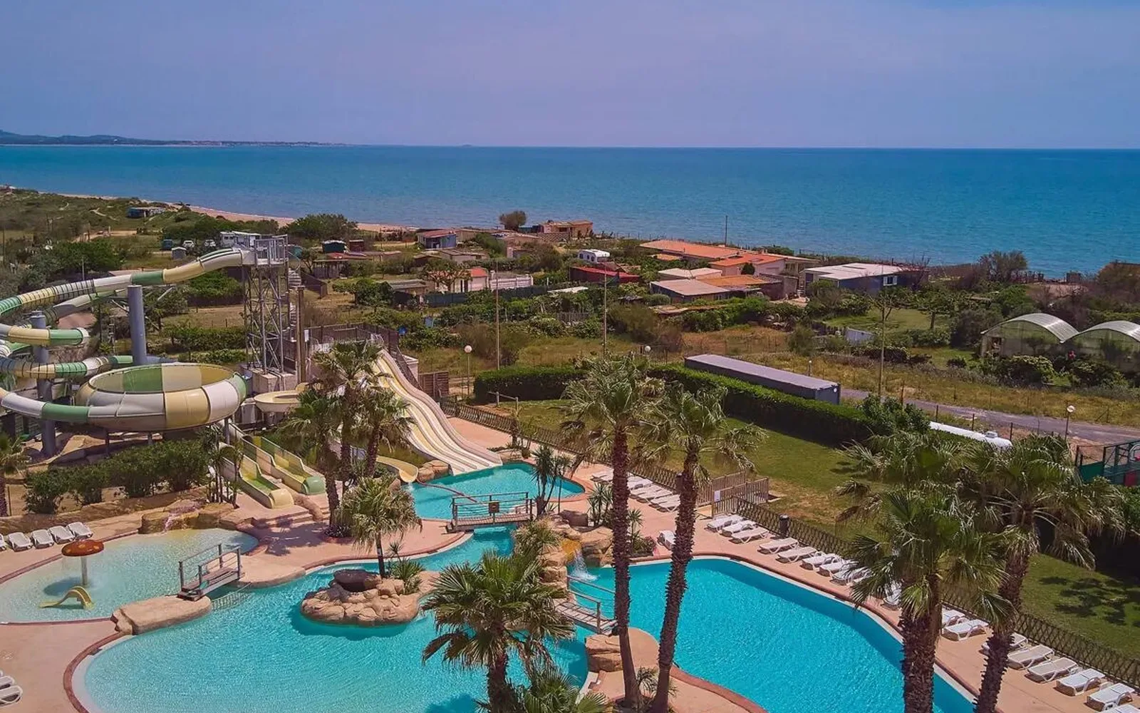 Overzicht van het mooie zwembad en uitzicht op zee van camping Le Petit Mousse Overzicht van het mooie zwembad en uitzicht op zee van camping Le Petit Mousse
