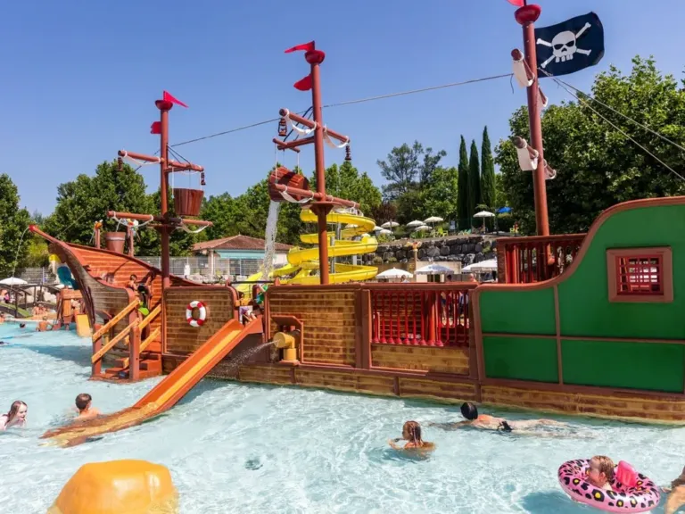 Piratenschip voor kinderen op camping Le Pommier