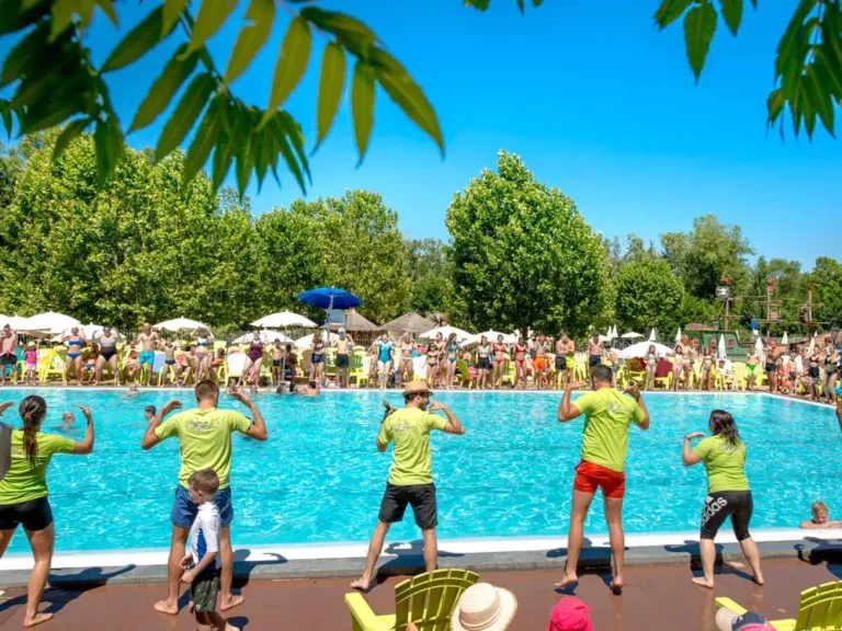 Zwembanimatie op camping Le Pommier