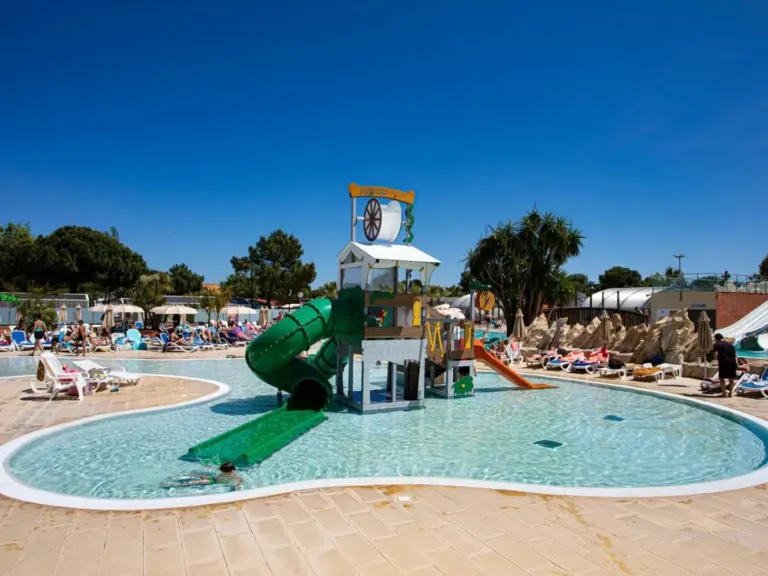 Het kinderbad met speeltoestel op camping Le Soleil de la Méditerranée