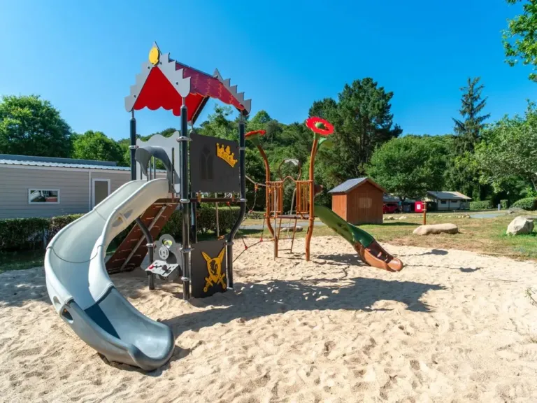 Eén van de speeltuintjes op camping Le Ty Nadan