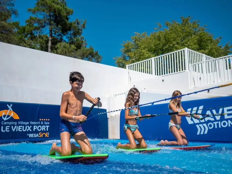 Oefenen met kitesurfen bij camping Le Vieux Port