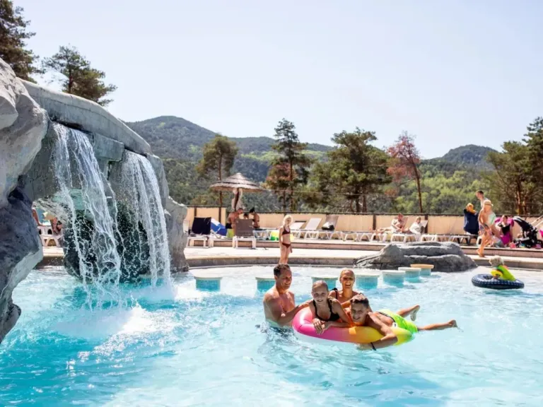 Een gezin in het zwembad op camping Les Collines de Castellane