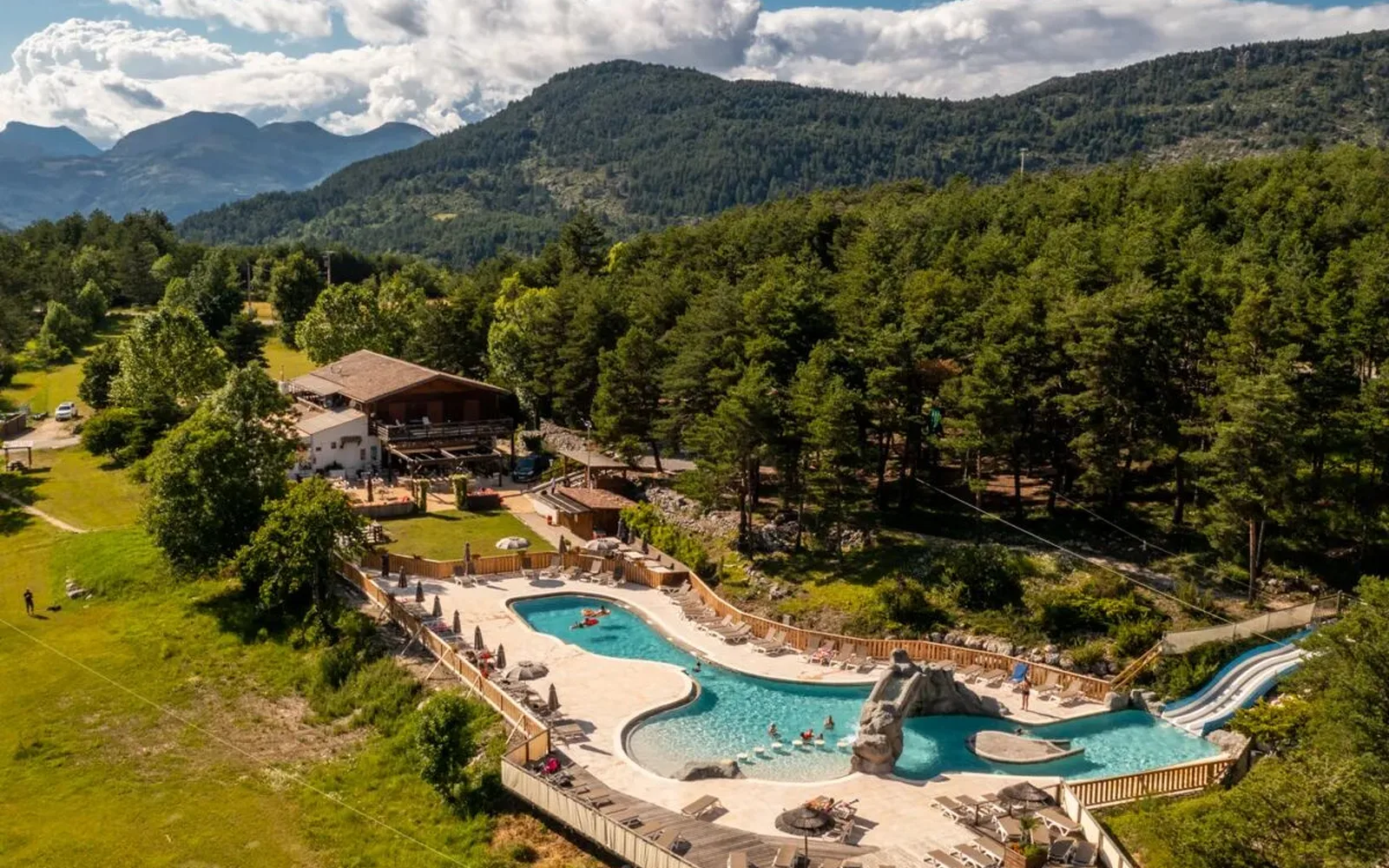 Bovenaanzicht van het zwembad op camping Les Collines de Castellane