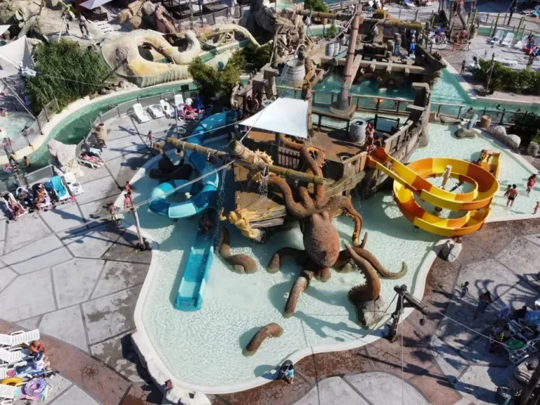 Piratenschip waterspeeltuin met glijbanen op camping Les Sables d'Or