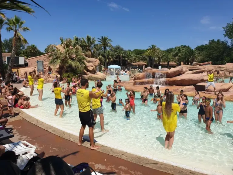 Animatieteam animeert de gasten in het zwembad op camping Les Sables d'Or