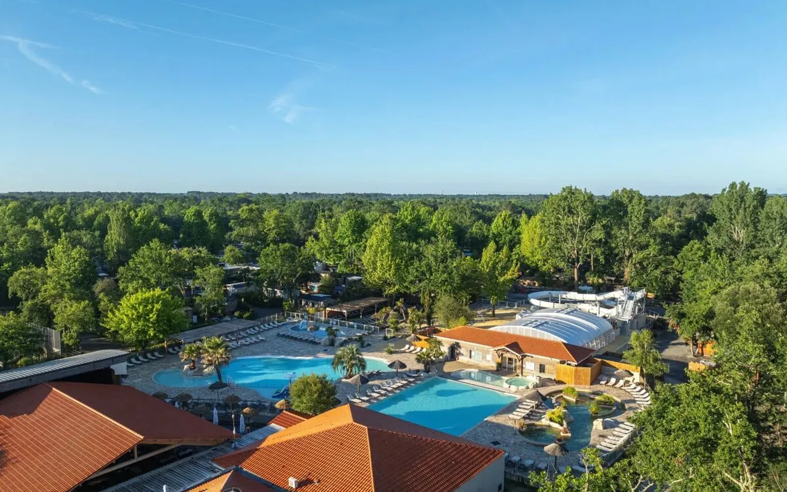 Een overzicht van het zwembad op camping Mayotte Vacances